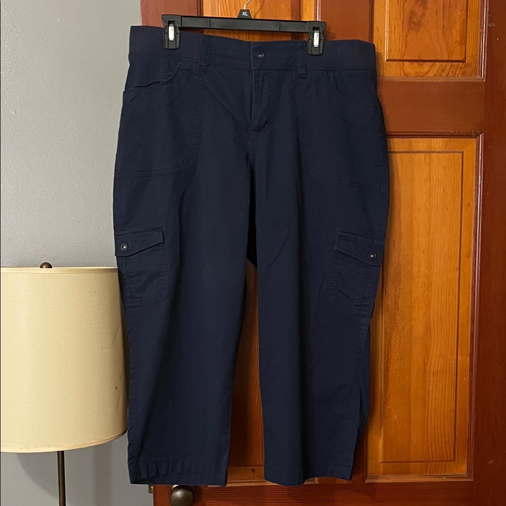 Lee, 16W Navy blue Women’s Cargo Capris! NWOT